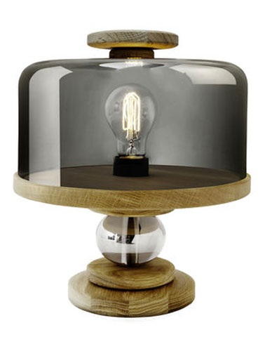 Inspirée par une cloche à gateau, cette lampe à poser pour le salon possède un potentiel originalité unique