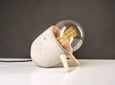 Cette lampe design à poser pour la chambre est une création fabriquée en France et faite à la main par le créateur autodidacte Mickael Koska