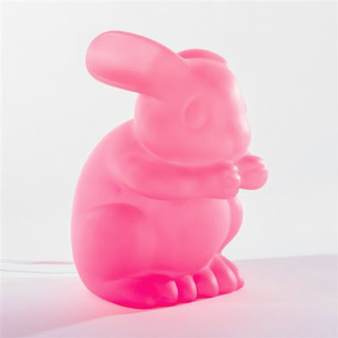 Un petit lapin rose fluo ? Il n'y a rien de plus normal dans l'imaginaire des enfants. Cette lampe design à poser pour la chambre des enfants est idéale. De quoi les aider à dormir sur leurs deux oreilles.