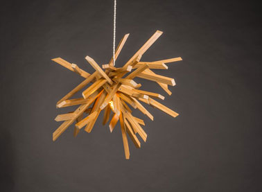 Cette création unique est une oeuvre d'art en plus d'être une lampe à suspendre pour le salon. Elle est dans l'esprit de la marque Koska, modernité et innovation.