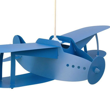 Avec cette lampe design à suspendre pour la chambre des enfants, les petits garçons auront surement des envies de s'envoler, les petites filles aussi d'ailleurs ! Accroché au plafond c'est une touche supplémentaire de rêve dans l'univers des enfants.