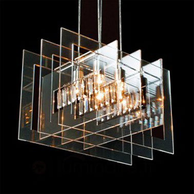 Cette lampe à suspendre pour la chambre est composée de métal, de verre et de cristaux. Un design d'exception qui fait de cette lampe une oeuvre d'art.