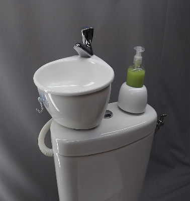 Des toilettes originales avec ce WC surmonté d'un lave-mains sur le couvercle de la chasse d'eau.  Alliant praticité, hygiène et design, cette petite vasque offre un gain de place non négligeable pour les petits espaces. Grâce à des formes arrondies et tendance, ce lave-mains apporte l'originalité pratique à ces cabinets.
