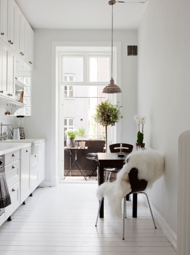 Petite ou grande la cuisine scandinave s’adapte à tous les espaces. Dans cette cuisine, la déco scandinave joue la carte du blanc relevé par une table et des chaises noires