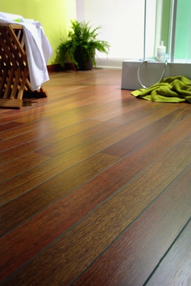 Rénovation de salle de bain avec un sol stratifie bois Le bois s'invite dans la rénovation de la salle de bain avec un sol stratifié imitation parquet à la fois noble et authentique. ce revêtement se pose facilement grâce à des clips et est très résistant.