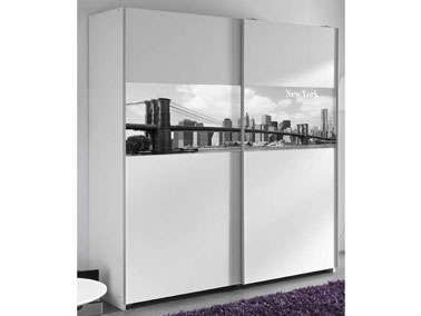 Faites voyager votre penderie à New york et offrez vous la vue sur le pont de Brooklyn grâce à Conforama avec cette armoire deux portes à petit prix. De quoi lié l'utile à l'agréable et donner à votre chambre un gout de pomme