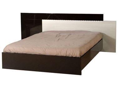Idéal pour le relooking de la chambre ce lit double marron et blanc laqué est une plus value. Un esprit entre design et contemporain qui risque de ravir votre chambre.