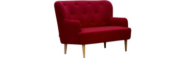 Idéal pour relooker votre salon, ce canapé deux places rouge en feutre, sous ses faux airs vintage apporte une touche originale à votre intérieur.