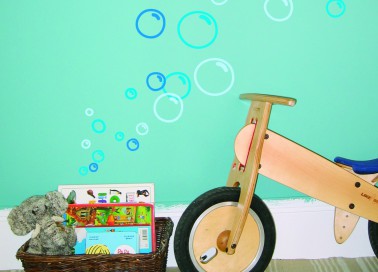 Des stickers bulles pour avoir l'impression de jouer sous l'océan Des stickers bulles sur fond bleu turquoise, élément tendance qui donne un style "océan" à toute la chambre de l'enfant. Placé en sous bassement du mur pour un meilleur rendu et bien en évidence pour l'enfant, ces stickers ajoutent un style sous marin à la pièce où l'enfant sera capitaine des mers...et des murs ! Prix : 23 euros