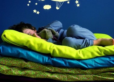 Un décor de stickers baleine et étoiles apaisant Une baleine qui traîne une montgolfière au milieu des étoiles, il fallait y penser ! Ces stickers phosphorescents ludiques ajoutent une touche tendance à la chambre. Blancs ils sont visibles le jour et peuvent être collés à divers endroits de la pièce. Ils donneront alors à l'enfant l'impression de voyager avant de s'endormir. Prix : 29 euros.