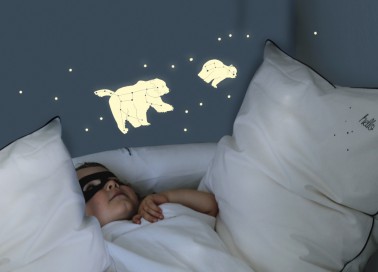 Ces stickers permettent de placer les étoiles et ces deux ours phosphorescents à n'importe quel endroit sur la mur de la chambre de l'enfant.  Les étoiles parsemées au dessus du lit devrait permettre que l'enfant s'endorme la tête dans les constellations. Prix : 29 euros