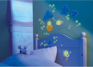Sticker petits bonhommes phosphorescents en couleurs tableau à composer à sa guise Le sticker coloré phosphorescent permettra aux enfants de s'endormir en toute tranquilité. Personnalisable à souhait selon l'envie, l'enfant pourra avoir une bonne nuit de repos sous le regard de ces drôles de petits bonhommes qui l'accompagneront dans ses rêves. Prix : 16,90 euros