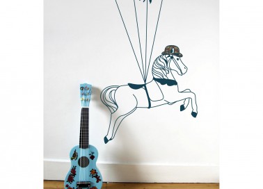 Un sticker cheval volant comme un appel à l'évasion Les stickers sont de véritables accessoires déco. Ce sticker cheval caroussel marine apporte de la bonne humeur, de la poésie et de l'harmonie dans la chambre d'enfant grâce à sa couleur bleue ressortant parfaitement en contraste avec un mur blanc ou clair.