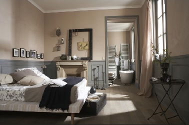 Déco rétro dans une chambre parentale chaleureuse La suite parentale surfe sur la tendance déco du style rétro. Couleur de chambre pastel, meubles anciens, cheminée en relief et baignoire îlot s’accordent pour peindre une ambiance chaleureuse aux saveurs d’antan.