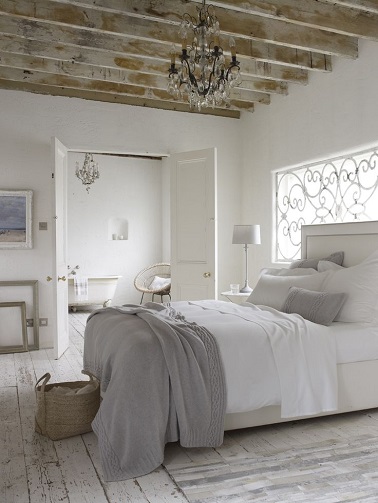  Totale harmonie dans cette suite parentale aux couleurs épurées. Le blanc et le gris clair attirent la lumière dans la chambre pendant que le bois patiné attribue des effets scandinaves pleins de charme
