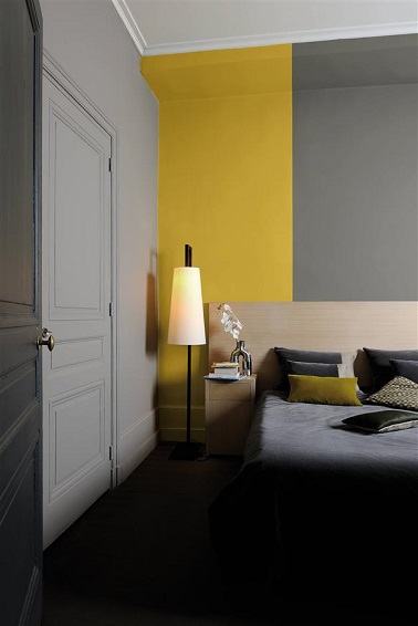 Une déco gris et jaune pour une suite parentale cosy Marier le gris et le jaune dans la chambre à coucher c’est culotté ! Dans cette chambre la couleur jaune avoine solaire sur une large bande du mur s’assorti parfaitement avec les nuances de gris de la pièce. L’ardoise et le gris clair sont réveillés par cette couleur surprenante et détonante…Cosy et tendance, le pari est gagné dans cette suite parentale !