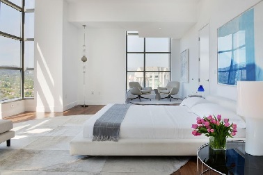 Une chambre blanche aux allures d’un grand loft, c’est ce que propose cette suite parentale. Et pour rompre le côté monochrome, des accentuations de bleu sont distillées avec parcimonie dans tout l’espace. 