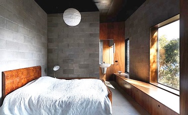 Qui a dit que la déco brute n’était pas tendance ? cette suite parentale fait le pari d’une déco minimaliste. Bois et carrelage et béton donnent une déco style « hangar » de cette chambre originale lumineuse et sans artifice.