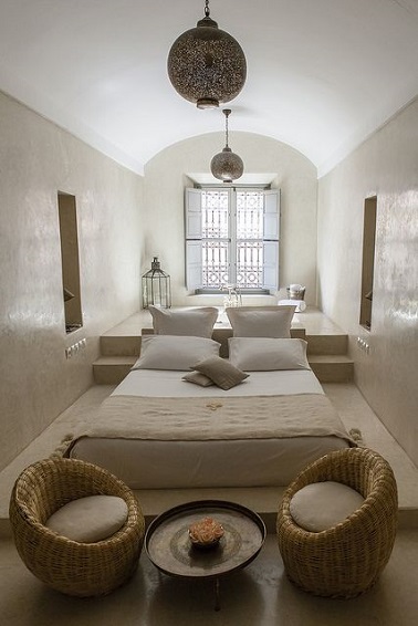 Déco ambiance hammam dans une suite parentale aux accents d'orient Une suite parentale en trois parties aux accents d’orient. Une baignoire îlot est dissimulée par de hauts coussins blancs forment la tête de lit. La couleur lin clair des murs laisse se propager la lumière. Une ambiance mille et nuit élégante et soft, l’accord parfait pour une suite réussie !