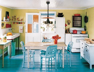 La cuisine vintage adopte aussi le bleu. Pour un peu d'originalité, c'est le parquet qui arbore cette couleur. Un style rétro bien particulier et une idée déco pour une cuisine bleu originale.