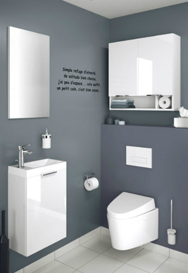 Des WC aériens comme flottant dans une ambiance anthracite. Tellement chic ! Ces WC à la déco épurée proposent des murs anthracite faisant ressortir le blanc laqué des meubles alentours. Des meubles qui paraissent d 'ailleurs en lévitation et qui donnent des airs futuristes aux cabinets. La phrase sticker plaquée au mur vient casser la simplicité et apporte une originalité déco tendance aux toilettes !