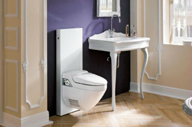 Des WC au style noble et design Le parquet clair de ces toilettes est en contraste avec le mur foncé indigo. La courbe de ces WC particulière est en décalage avec le meuble vasque à pieds aux allures d'une commode Louis XV. Le tout mêlé aux mur crème aux sobres reliefs blancs apporte une touche tendance et un semblant de noblesse à la pièce.
