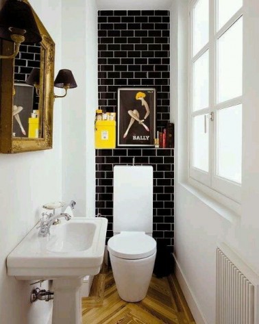 Une déco dans des WC, même petits, c'est possible ! Ces WC aux allures de petits couloir proposent une déco minimaliste qu augmente l'espace au départ restreint. La disposition des lattes du parquet clair en "flèche" donne un effet de profondeur supplémentaire à ces toilettes.  Les touches de jaune apportent de la couleur dans ces WC tandis que le miroir et la fenêtre s'allient pour estomper l'effet étroit et donner une meilleure luminosité à la pièce.
