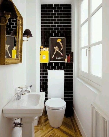 Des petits WC décorés par petites touches très efficaces de jaune et noir Une déco dans des WC, même petits, c'est possible ! Ces WC aux allures de petits couloir proposent une déco minimaliste qu augmente l'espace au départ restreint. La disposition des lattes du parquet clair en "flèche" donne un effet de profondeur supplémentaire à ces toilettes. Les touches de jaune apportent de la couleur dans ces WC tandis que le miroir et la fenêtre s'allient pour estomper l'effet étroit et donner une meilleure luminosité à la pièce.
