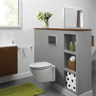 La nature s'inscrit au cœur des toilettes par petites touches de vert dans une ambiance moderne Une déco nature et zen mot d'ordre de ces WC. La couleur gris souris est atténuée par ce tapis vert donnant une pointe de zénitude tendance aux toilettes. Petit plus de la pièce, la séparation à mi-hauteur qui offre un bel espace de rangement et crée une séparation dans cette espace sans pour autant donner un effet confiné et totalement indépendant aux cabinets. Les fleurs et le meuble bois donne le ton de la pièce : des WC totalement nature