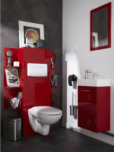 Des WC rouge et béton au coeur de la tendance Des meubles rouge laqués, une couleur vive qui ressort sur ce mur et sol béton. Loin du bleu et du blanc, c'est cette fois le rouge qui prime dans ces toilettes. Un éclat de couleurs qui donne du caractère à ces WC.