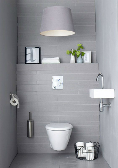 Des toilettes grises épurées, une simplicité quasi monochrome Un total look gris clair pour ces WC qui vole la vedette aux traditionnels carreaux blancs. Un gris qui met en valeur l'ensemble du mobilier blanc. Niveau déco, très épuré, un simple cadre et une plante verte posé sur le rebord sont du plus bel effet dans l'esprit soft ambiant de ces toilettes.