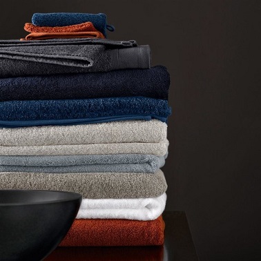 le linge de toilette la touche finale d’une rénovation salle de bain La déco touche même le linge de toilette ! Pour rénover une salle de bain jusque dans les moindres détails, accordez les serviettes et tapis de bain, une astuce qui crée un effet raffiné et tendance dans la salle d’eau.