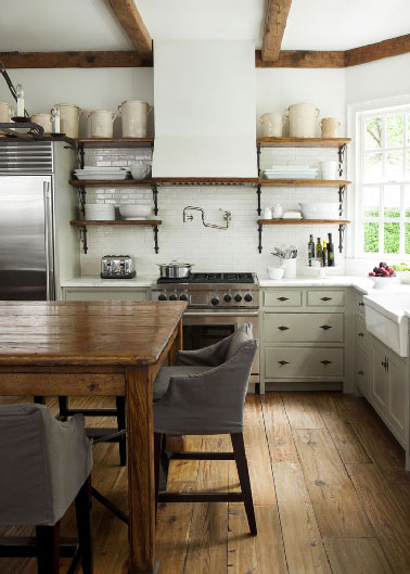 Ambiance rétro chic dans une cuisine en bois Familiale et conviviale la déco d’une cuisine vintage passe aussi et surtout dans les détails. Dans cette cuisine, la table, les étagères et le parquet en bois réchauffent l’atmosphère blanche de la crédence de la cuisine et des meubles.