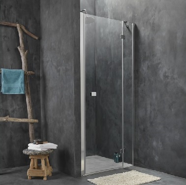 Aménagement d’une douche italienne dans une petite salle de bain Installée dans un angle, fermée par une porte en verre transparent qui laisse voir les murs et le sol en béton ciré gris anthracite.