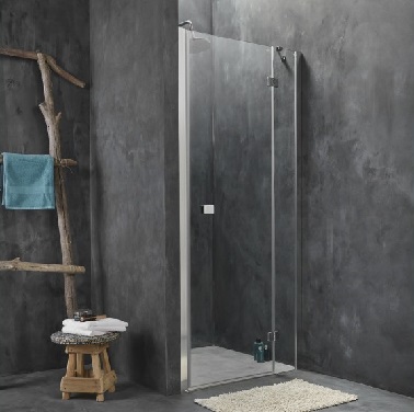 Une douche en béton dans une petite salle de bain Aménagement d’une douche italienne dans une petite salle de bain Installée dans un angle, fermée par une porte en verre transparent qui laisse voir les murs et le sol en béton ciré gris anthracite.