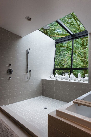 Carrelage gris clair à l’honneur pour une douche italienne XXL Revêtement mural et sol valeur sûre pour l’aménagement de la douche italienne, le carrelage gris clair s’impose toujours comme le matériau incontournable. Gris minéral comme dans cette douche, il illumine toute la salle de bain