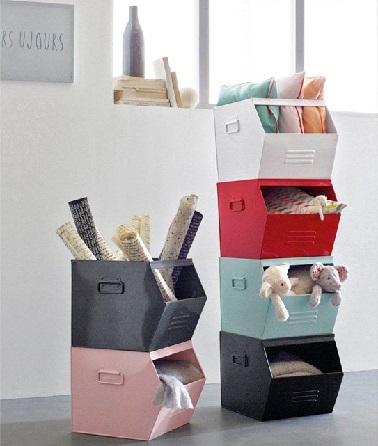 Tendances et fonctionnels ces petites box en métal s’empilent les unes sur les autres pour monter une colonne de rangement. Grâce à leur déclinaison en 7 couleurs elles permettent d’égayer une déco tout en étant pratique. Comme un genre de cubes de construction pour enfants ils trouveront une utilité aussi bien dans une chambre, un placard ou encore une entrée.