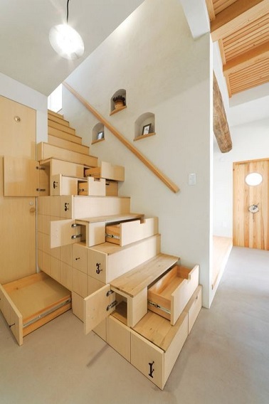 Le must du rangement sous escalier Cet escalier ne perd aucune occasion de vous faire ranger ! tiroirs latéraux spacieux, petit box de rangements, et tiroirs faciaux, cet escalier est un condensé de tous les rangements de la maison à lui tout seul. Ce n'est plus seulement sous l'escalier que le rangement se passe mais jusque dans l'escalier !