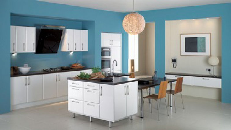 Le bleu inspire la déco de la cuisine ! Sur les murs une belle et lumineuse peinture bleu Bermudes fait un contraste dynamique avec des meubles blanc. Le sol en carrelage gris et les 3 plans de travail noir apportent la touche design