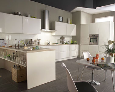 exemple d'implantation en L pour la cuisine blanc cassé de But Avec les meubles de la série Flash la déco de la cuisine blanche s’affiche moderne chez But. Luxe et simplicité des façades sans poignée et aménagement intérieur des meubles optimisé par des fonctionnalités bien pensées.