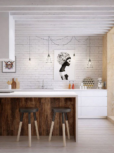 une blancheur immaculée dans cette cuisine scandinave. Des meubles en bois design apportent la modernité tout en conservant son esprit initial. Le style nordique est garantit grâce à la présence d’un mur en briques blanches et de poutres apparentes . 