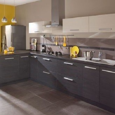 Cette cuisine taupe et gris foncé se pimente de touches de jaune pour un design plus affirmé La couleur taupe du mur principal de cette cuisine offre un contraste parfait avec les meubles gris foncé. Les meubles hauts blancs, quant à eux, s'harmonise parfaitement dans la douceur de l'ambiance pendant que le petit pan de mur et les quelques accessoires jaunes relèvent d'une pointe de fantaisie toute la pièce.