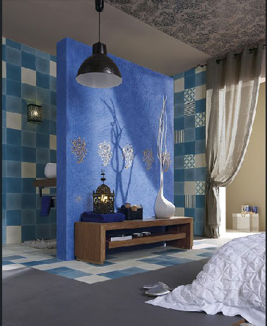 dans l'intimité d'une suite parentale bleu et lin Dans cette suite parentale qui ne manque pas de charme, la salle de bain aménagée directement face au lit se cache derrière une cloison recouverte d'un superbe bleu sur lequel scintille des décors argenté réalisés avec peinture dorure Syntilor. Des carreaux de ciment bleu ciel et blanc dans l'espace bain donnant dans une chambre, il fallait osé, c'est fait et réussi ! Autre liberté prise dans cette chambre : des lés de papier peint posé sur une partie du plafond structure les différents espace de la pièce et conforte le style baroque recherché pour la décoration de cette chambre qui ne manque de caractère.
