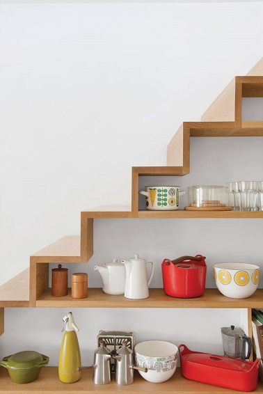 Des étagères de cuisines sous escalier un rangement fonctionnel près des fourneaux Les étagères sous les escaliers proposent un rangement pour toute les pièces de la maison. La cusiine ne fait pas exception et les étagères sous escalier permettent aussi d'entreposer casseroles et autres théière. Une astuce rangement spéciale pour une cuisine originale !