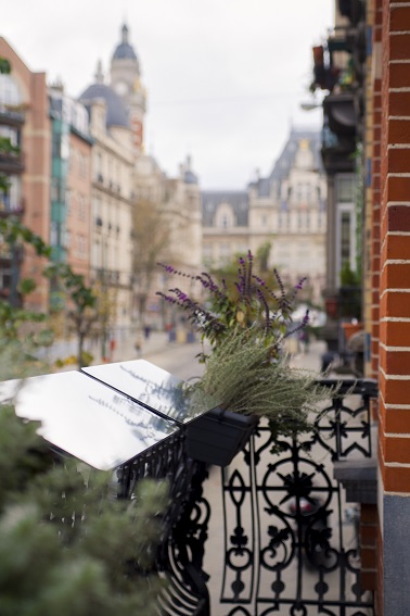 Les balcons, loggias et autres terrasses peuvent aussi avoir leurs réflecteurs de lumière. Le dispositif s'adapte aussi bien à des fenêtres qu'à des balustrades en tout genre. Une astuce pratique pour les appartements sombres !
