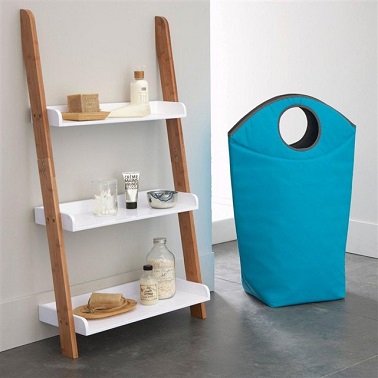 Cette étagère échelle propose une réelle alternative d’organisation dans la salle de bain ! Petite, compacte et fonctionnelle elle permet de gagner de l’espace tout en rangeant les petits produits qui ont trop souvent tendance a fleurir autour du lavabo.