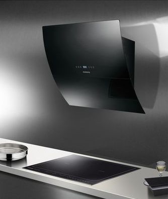 La hotte Design dans l’air du temps Rosière Une hotte couleur perle noire inspirée par le design d’une télévision écran plat à adopter sans réserve à la décoration d’une moderne. En verre courbé couleur perle noire, elle est équipée d’un éclairage led ainsi que de commandes sensitives. tous deux fondus dans un design très tendance. hotte ref:RDL910 Rosieres.