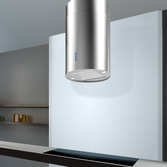 Hotte îlot cylindrique en inox aux lignes épurées pour offrir un style ultra contemporain à la cuisine. Lumineux, le design inox qui ne ressemble à aucun autre de cet appareil d'aspiration à tout pour devenir un élément de décoration à part entière dans  une grande cuisine.
