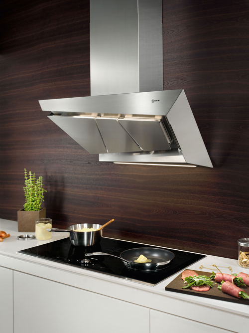 Design high-tech garantit dans la cuisine avec son aspiration inclinée périmétrale , cette hotte murale en inox est dotée d’un affichage digital faisant d’elle un concentré technologique. Réf : AirDeLuxe 200 D99L20N0 chez Neff