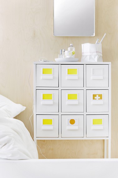 Les chaussettes dans le tiroir d'en bas, les sous-vêtements à gauche, les médicaments à droite, les brosses à cheveux au milieu... Meuble de rangement salle de bain 9 tiroirs Ikea